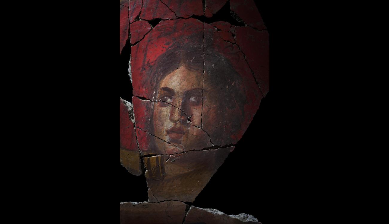 Détail d'un visage provenant d'un décor peint de deuxième style pompéien (Ier s. avant notre ère), découvert à Arles