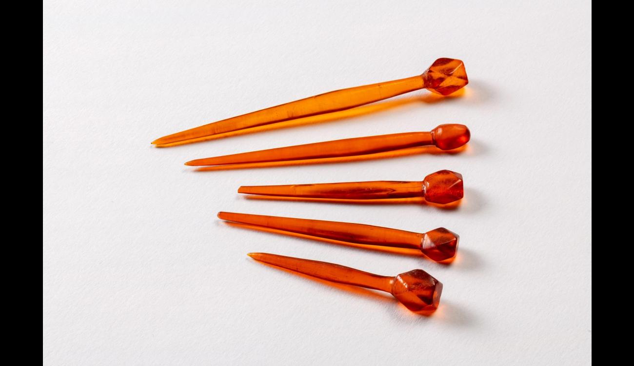 Épingles en ambre du IVe siècle trouvées au sein d'une sépulture antique.